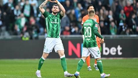 Jubel mit Herz: Torschütze Oliver Burke