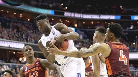 Zion Williamson von den Duke Blue Devils mit einem Rebound gegen die Virginia Tech Hokies