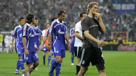 Frustrierte Schalker verlassen nach der Pleite in Bochum den Rasen