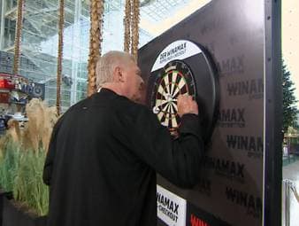 SPORT1-Experte Stefan Effenberg tritt im Doppelpass zur Darts-Challenge an und muss sich anschließend einen schnippischen Kommentar von Moderator Florian König anhören.