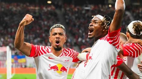 Henrichs (l.) und Simakan feiern den Sieg