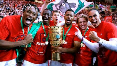 Benjamin Henrichs (3.v.r.) spricht über ein schönes Erinnerungsstück