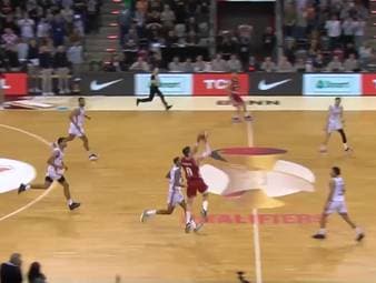 Was für eine Schlussphase beim Spiel Deutschland gegen Kroatien! Zuerst vergibt Krämer den möglichen Dreier zum Sieg, bevor Real-Star Mario Hezonja von der Mittellinie knapp scheitert. 