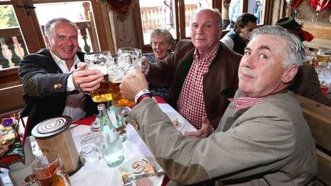 Carlo Ancelotti im Uli Hoeneß und Karl-Heinz Rummenigge