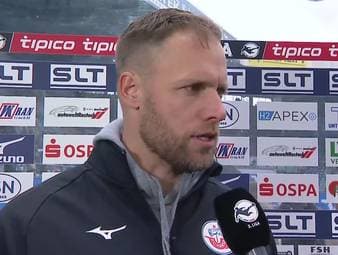 Nach der 2:5-Klatsche gegen Regensburg sind die Aufstiegshoffnungen in Rostock gedämpft. Entsprechend bedrückt zeigt sich Trainer Daniel Brinkmann nach dem Spiel.