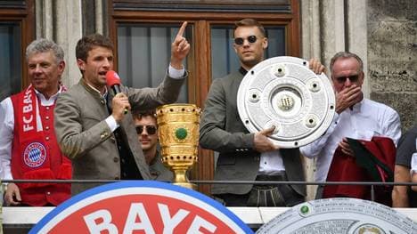 Manuel Neuer (r.) und Thomas Müller bejubelten bei der letzten Marienplatz-Feier 2019 das Double