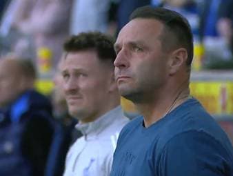 Der frühere Bundesliga-Torwart Georg Koch verstirbt Anfang März nach schwerer Krankheit. Sein Ex-Klub MSV Duisburg gedenkt ihm vor dem Spiel gegen Saarbrücken - ein Moment, der auch Duisburg-Trainer Dietmar Hirsch zu Tränen rührt. 