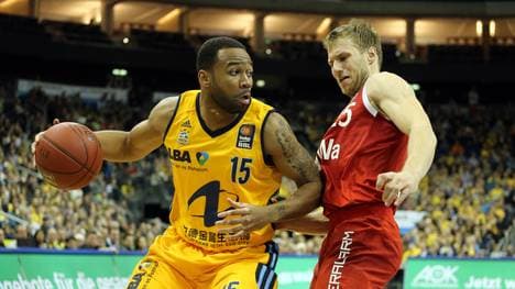 Reggie Redding von ALBA Berlin im Zweikampf mit Anton Gavel vom FC Bayern