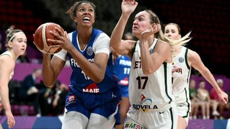 Frankreichs Center Iliana Rupert (l.)