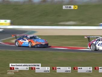 Im letzten Rennen der Porsche Carrera Cup-Saison konnte Larry ten Voorde die spannende Meisterschaft für sich entscheiden. Dank eines Fahrfehlers vom Hauptkonkurrenten Dylan Pereira in Kurve 2 gewann der Niederländer nicht nur das Rennen, sondern auch die Gesamtwertung.
