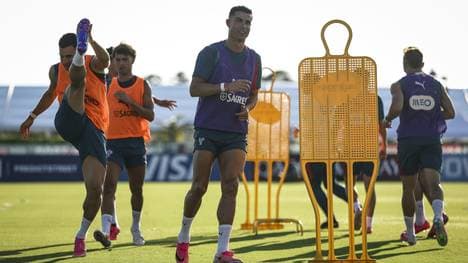 Ronaldo und Co. tragen spezielle Armbänder