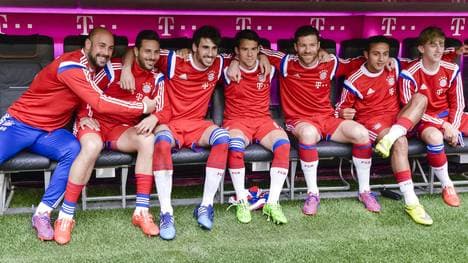 Pepe Reina, Claudio Pizarro, Javi Martinez, Juan Bernat, Xabi Alonso, Thiago Alcantara und Sinan Kurt