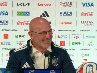 Luis de la Fuente wurde vor dem Spiel gegen Frankreich erneut auf Lamine Yamal angesprochen. Der Spanien-Coach reagierte mit einem Augenzwinkern auf die Fragen zu seinem Ausnahmetalent.