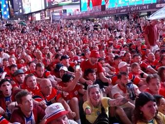 Hunderte norwegische Fans versammelten sich in New York, um vor dem Spiel gegen Brasilien ihren ikonischen "Viking Row" zu präsentieren.