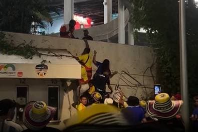 Chaotische Bilder! Fans brechen ins Stadion ein