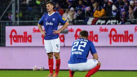 Holstein Kiel enttaeuscht enttaeuschung nach Niederlage GER, Holstein Kiel vs. Eintracht Braunschweig, Fussball, 2. Bundesliga, Spieltag 18, Spielzeit 2023 2024, 19.01.2024 DFL REGULATIONS PROHIBIT ANY USE OF PHOTOGRAPHS AS IMAGE SEQUENCES AND OR QUASI-VIDEO GER, Holstein Kiel vs. Eintracht Braunschweig, Fussball, 2. Bundesliga, Spieltag 18, Spielzeit 2023 2024, 19.01.2024 Kiel *** Holstein Kiel disappointment after defeat GER, Holstein Kiel vs Eintracht Braunschweig, Football, 2 Bundesliga, Matchday 18, Season 2023 2024, 19 01 2024 DFL REGULATES PROHIBIT ANY USE OF PHOTOGRAPHS AS IMAGE SEQUENCES AND OR QUASI VIDEO GER, Holstein Kiel vs Eintracht Braunschweig, Football, 2 Bundesliga, Matchday 18, Season 2023 2024, 19 01 2024 Kiel Copyright: xEibner-Pressefoto MarcelxvonxFehrnx EP_MFN