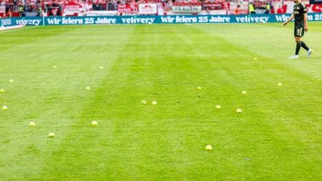 Auf dem Spielfeld lagen zahlreiche Tennisbälle