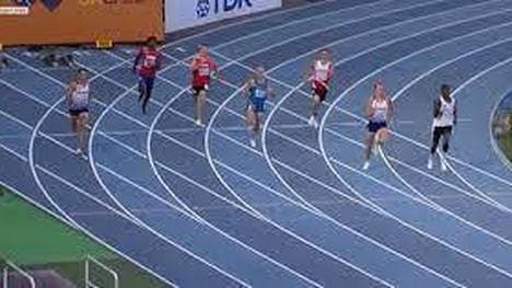 Bei Alberto Nonino (M., blauer Anzug) schaute plötzlich der Penis raus