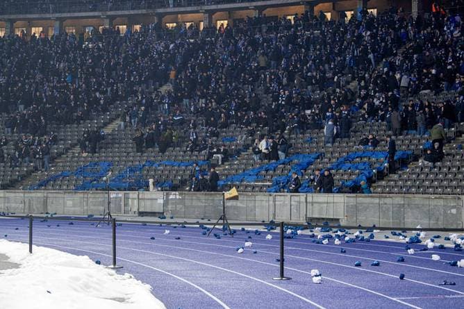 Topspiel überschattet von Protesten