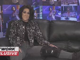 WWE-Star Bayley fällt wegen einer schweren Trainingsverletzung rund neun Monate aus. Bei WWE SmackDown meldet sie sich zu Wort - und gibt den Fans die Schuld.