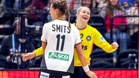 Torhüterin Katharina Filter und Xenia Smits jubeln gegen Montenegro
