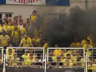 Hässliche Szenen beim Pokal-Duell zwischen Lokomotive Leipzig und Eintracht Frankfurt. Die Lok-Fans provozieren sogar eine Spielunterbrechung.