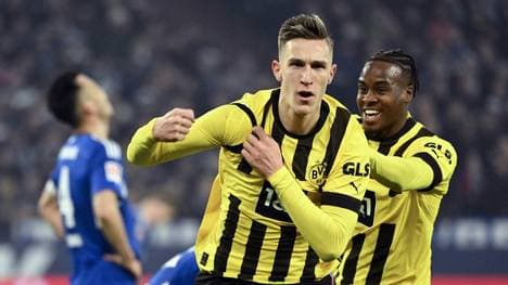 Lässt die Muskeln spielen: Nico Schlotterbeck (l.)