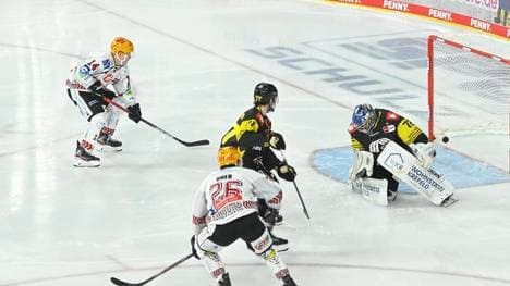 Dominik Uher (Nr. 26) erzielte das entscheidende Tor für Bremerhaven