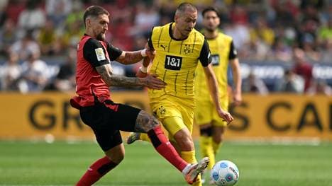 Andrich (l.) im Duell mit dem Dortmunder Waldemar Anton