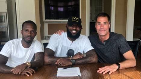 LeBron James (m.) hat bei den Lakers einen langfristigen Vertrag unterschrieben