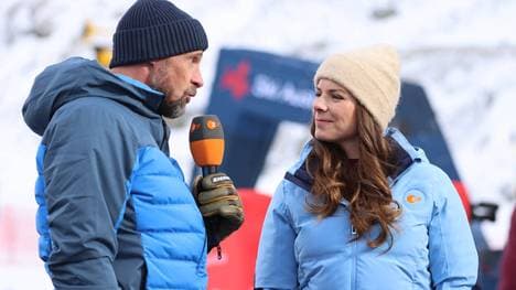 Das ZDF-Team mit Marco Büchel und Amelie Stiefvatter musste in Sölden länger auf seinen Einsatz warten