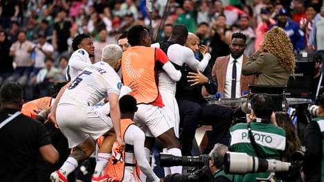 Panamas Stürmer Cecilio Waterman lief nach seinem Siegtor jubelnd auf Thierry Henry zu