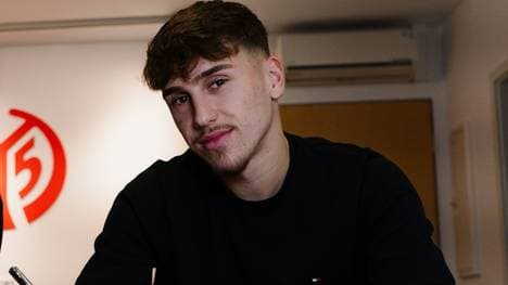 Brajan Gruda unterschreibt seinen ersten Profivertrag