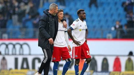 Ein gewohntes Bild in den letzten Wochen - der HSV verlässt enttäuscht den Rasen