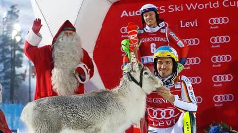 Bei der Siegerehrung für Felix Neureuther in Levi kommt weihnachtliche Stimmung auf
