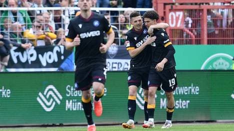 Der KSC bejubelt das Turbo-Tor von Louey Ben Farhat