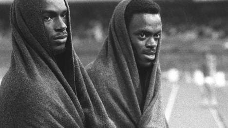 Ralph Boston (r.) und sein Zögling Bob Beamon an einem regnerischen Tag bei Olympia 1968