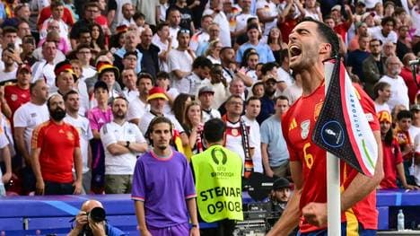 Mikel Merino beim Torjubel an der Eckfahne.
