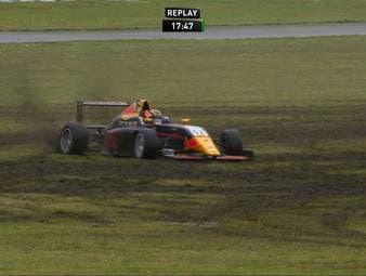 Rookie Vladislav Lomko ist der sensationelle Sieger auf dem Lausitzring. Das erste Rennen in der ADAC Formel 4 verläuft chaotisch.