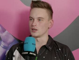 Ricardo Pietreczko steht nach seinem Krimi-Sieg über Dave Chisnall im SPORT1-Interview noch immer unter Adrenalin - und offenbart plötzliche Probleme mit der Stimme. 