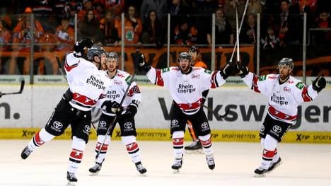 Die Kölner Haie gewinnen gegen die Straubing Tigers