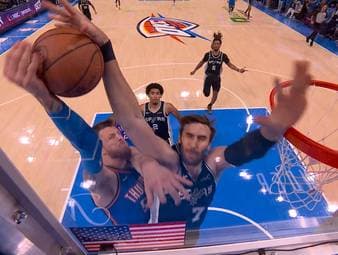 Titelverteidiger Oklahoma City Thunder und die San Antonio Spurs liefern sich einen packenden Showdown um den Einzug in die NBA Finals gegen die New York Knicks. Isaiah Hartenstein erlebt einen tragischen Moment. Ein Superstar wird nach dem Spiel von seinen Emotionen überwältigt.