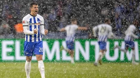 Marc Oliver Kempf bejubelt Herthas Tor gegen den FC Augsburg