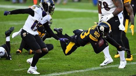 Joe Haden (m.) gelang im Spiel gegen die Ravens ein Pick Six