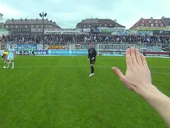 Schiedsrichter Luca Jürgensen trägt beim Drittliga-Spiel zwischen 1860 München und Hansa Rostock eine Kamera. Die Ref-Cam liefert dabei emotionale Einblicke in die Kommunikation auf dem Platz - und enthüllt, wie der Schiri den Elfmeter-Aufreger sah, der zum Siegtor für die Löwen führte.