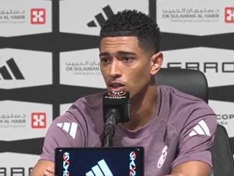 Jude Bellingham betont, dass Real Madrid geschlossen hinter Vinícius Júnior steht. Der Engländer lobt den starken Zusammenhalt und die Unterstützung für den brasilianischen Star.