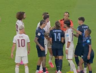 Uruguay scheidet bei der WM schon in der Gruppenphase aus. In den letzten Minuten der Partie gegen Spanien liegen die Nerven der Südamerikaner völlig blank. Agustin Canobbio kassiert nach einem Frust-Foul Rot und attackiert dann auch noch den Schiedsrichter. 