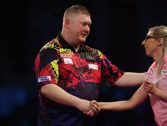 Fallon Sherrock scheitert in ihrem Auftaktmatch an Ricky Evans. Vor allem die Doppelfelder werden der Queen of the Palace zum Verhängnis.