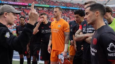 Die Werkself wurde nach der 1:2-Heimpleite gegen Augsburg von den Fans zur Rede gestellt. Löst Bayer im Endspurt doch noch das CL-Ticket?
