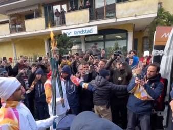 Massimiliano Allegri wurde im Vorfeld der Olympischen Winterspiele eine besondere Ehre zuteil. Der Trainer der AC Mailand durfte die Fackel für Milano Cortina 2026 tragen.